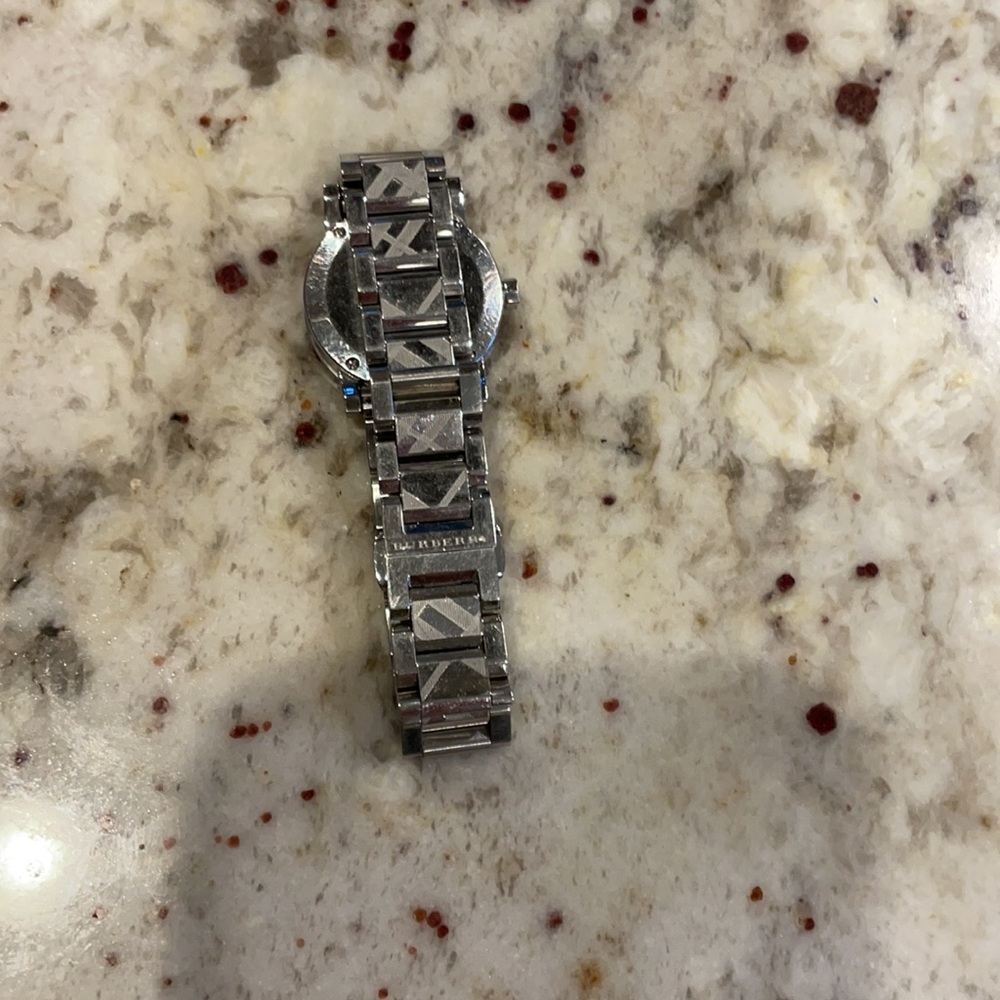 Burberry silver watch. - Picture 4 of 4